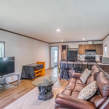 2 Mi To Ocean Isle Beach Family Home With Deck!